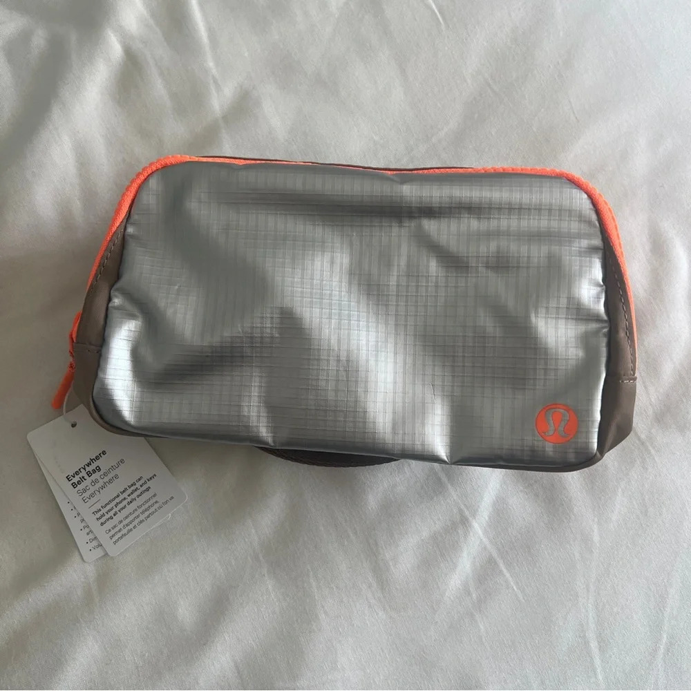 🆕 Lululemon Everywhere Belt Bag - Silver Metallic / Soft Sand /Highlight Orange